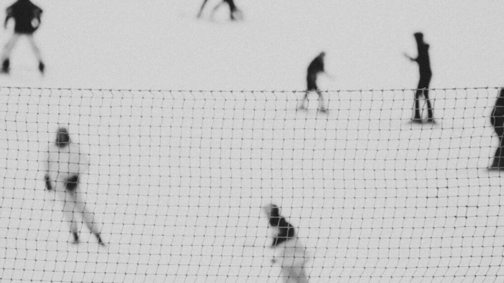 Niebezpieczne zabawy zimowe kolorowanki gratis w PDF do druku