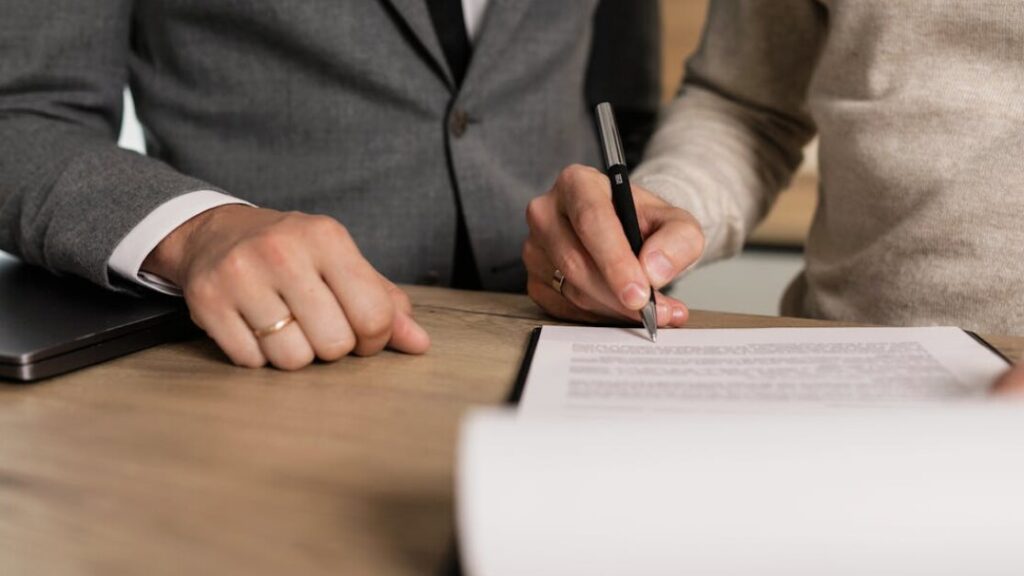 Kolorowanki domek na drzewie gratis w PDF do druku