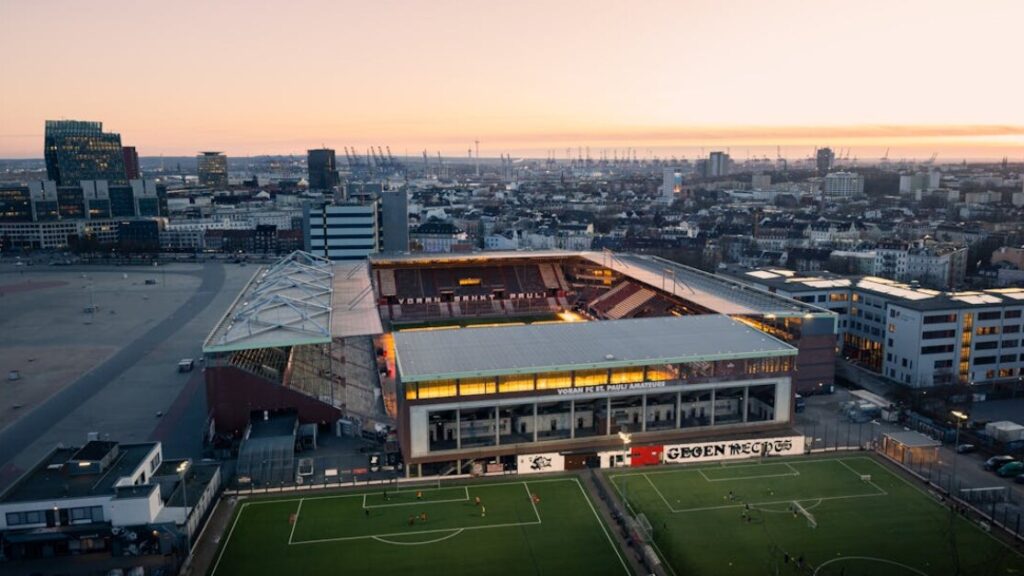 Kolorowanki stadion gratis w PDF do druku