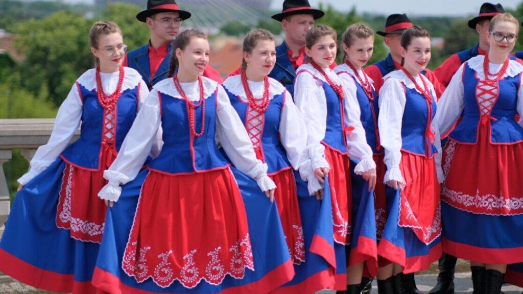 Kolorowanki strojów ludowych gratis w PDF do druku